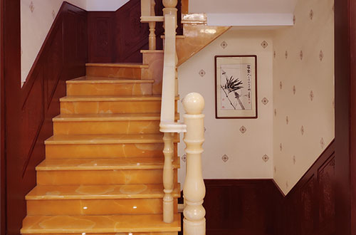 麻涌镇中式别墅室内汉白玉石楼梯的定制安装装饰效果